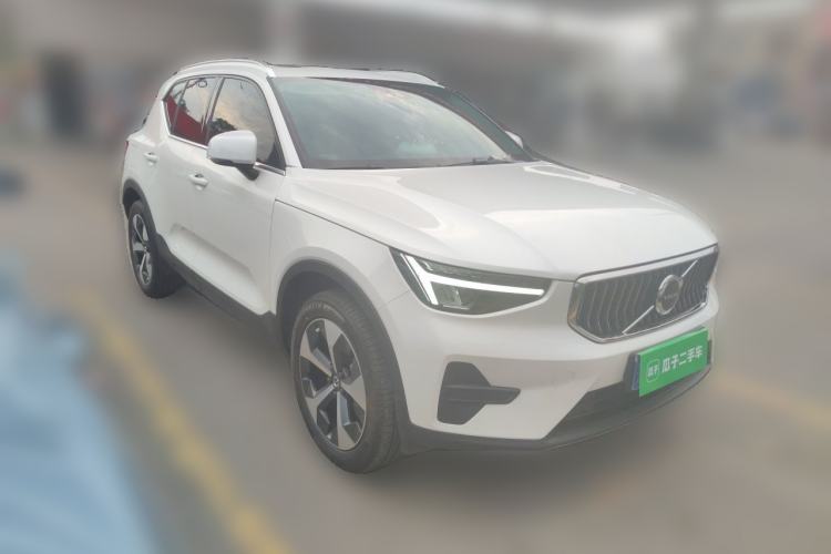 Used Volvo XC40 2024 B4 4x4 Smart Luxury Edition Front Right 45 Deg