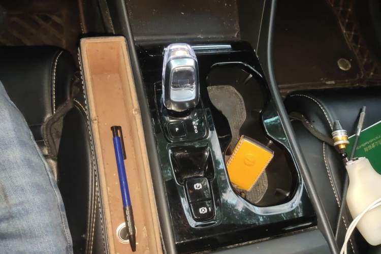 Used Volvo XC40 2024 B3 Zhiyuan Luxury Edition Gear Lever