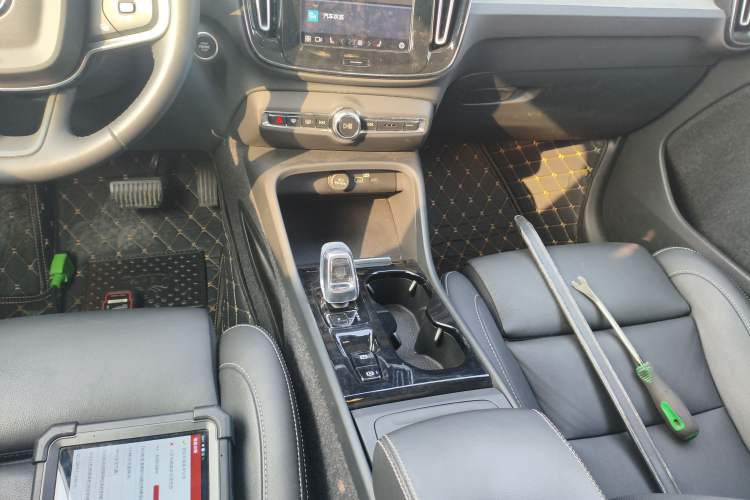 Used Volvo XC40 2024 B4 4x4 Smart Luxury Edition Gear Lever