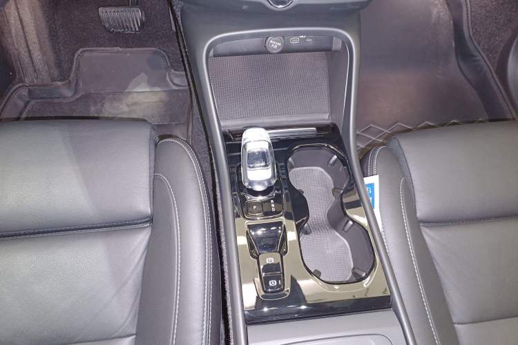 Used Volvo XC40 2024 B4 4x4 Smart Luxury Edition Gear Lever