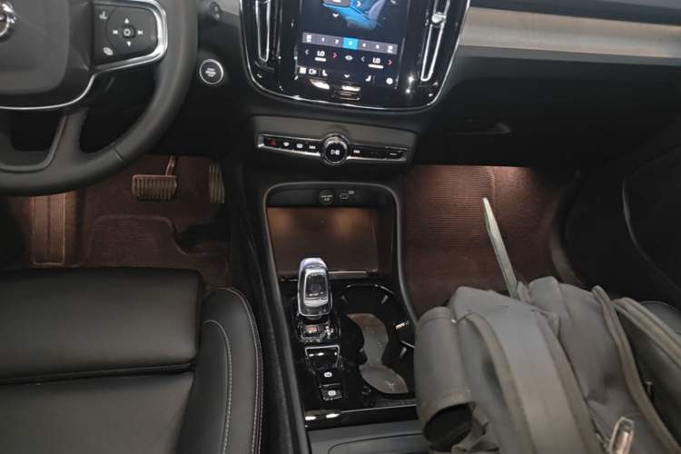 Used Volvo XC40 2024 B4 4x4 Smart Luxury Edition Gear Lever
