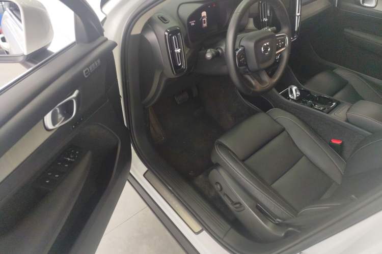 Used Volvo XC40 2024 B4 4x4 Smart Luxury Edition Interior 2