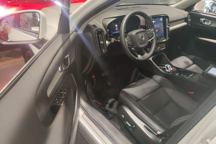 Used Volvo XC40 2024 B4 4x4 Smart Luxury Edition Interior 3