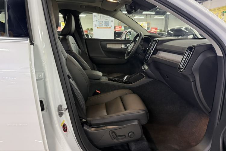 Used Volvo XC40 2024 B4 4x4 Smart Luxury Edition Interior 3
