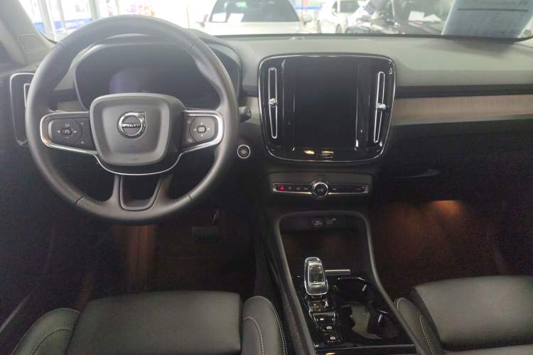 Used Volvo XC40 2024 B4 4x4 Smart Luxury Edition Interior 3