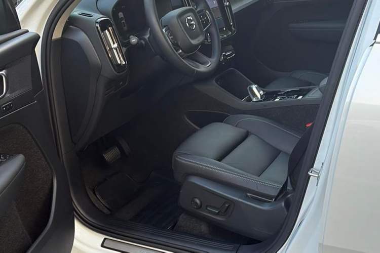 Used Volvo XC40 2024 B4 4x4 Smart Luxury Edition Interior 3