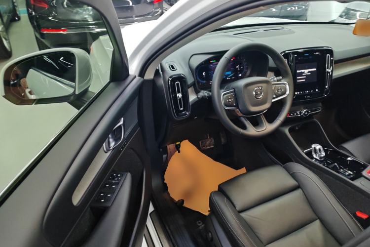 Used Volvo XC40 2024 B4 4x4 Smart Luxury Edition Interior 3