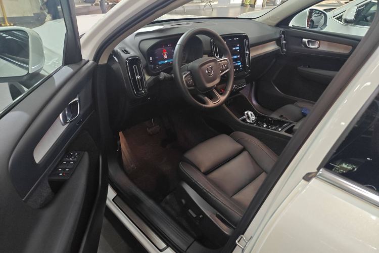 Used Volvo XC40 2024 B4 4x4 Smart Luxury Edition Interior 3