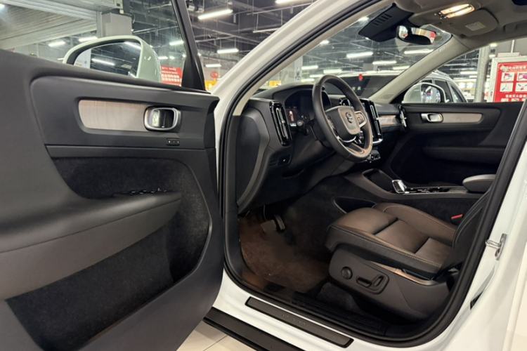 Used Volvo XC40 2024 B4 4x4 Smart Luxury Edition Interior 4