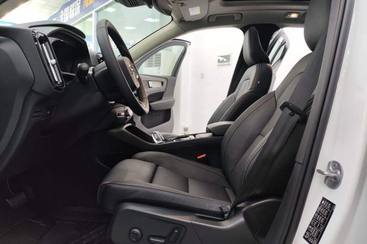 Used Volvo XC40 2024 B4 4x4 Smart Luxury Edition Interior 4