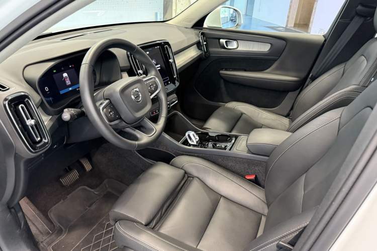 Used Volvo XC40 2024 B4 4x4 Smart Luxury Edition Interior 4