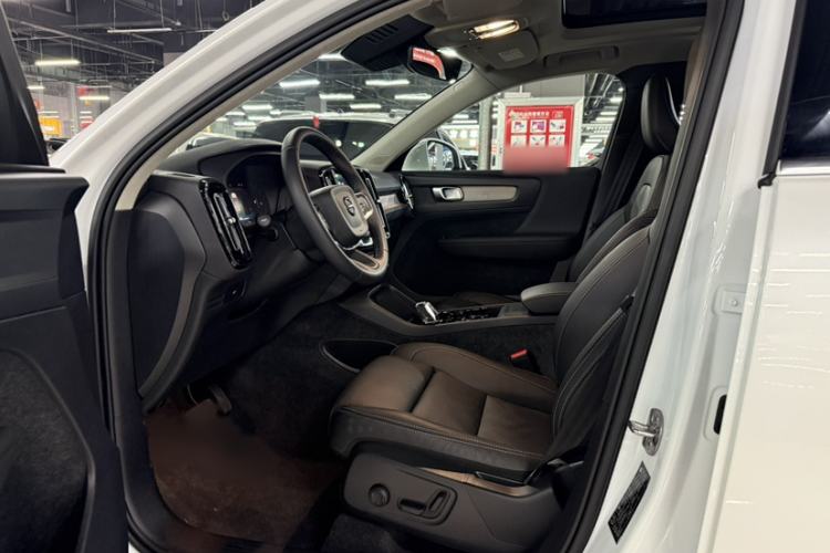 Used Volvo XC40 2024 B4 4x4 Smart Luxury Edition Interior 5
