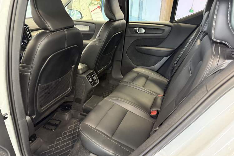 Used Volvo XC40 2024 B4 4x4 Smart Luxury Edition Interior 5