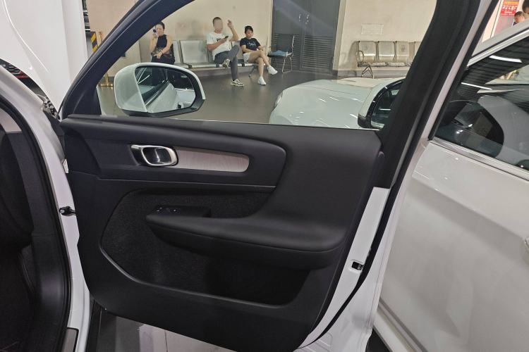 Used Volvo XC40 2024 B4 4x4 Smart Luxury Edition Interior 5