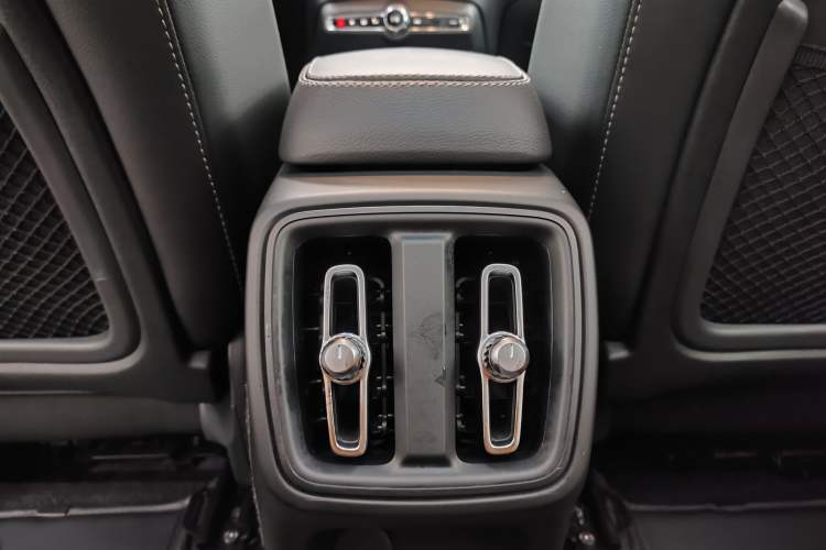 Used Volvo XC40 2024 B4 4x4 Smart Luxury Edition Interior 6