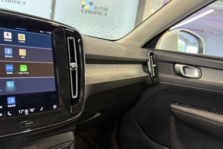 Used Volvo XC40 2024 B4 4x4 Smart Luxury Edition Interior 6