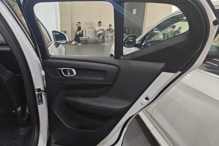 Used Volvo XC40 2024 B4 4x4 Smart Luxury Edition Interior 6