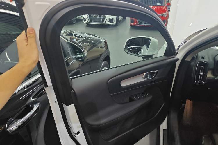 Used Volvo XC40 2024 B4 4x4 Smart Luxury Edition Interior 7