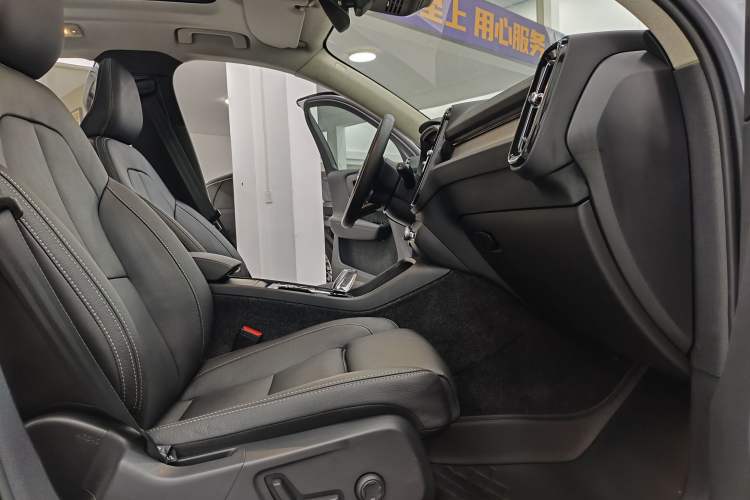 Used Volvo XC40 2024 B4 4x4 Smart Luxury Edition Interior 8