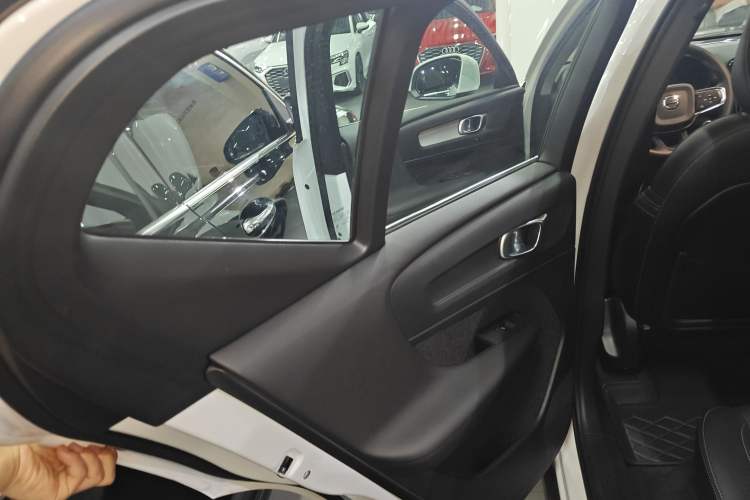 Used Volvo XC40 2024 B4 4x4 Smart Luxury Edition Interior 8