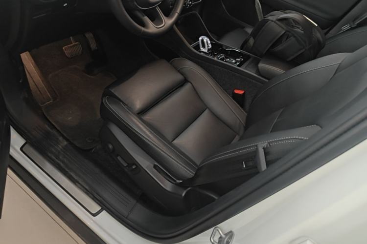 Used Volvo XC40 2024 B4 4x4 Smart Luxury Edition Left Front Seat