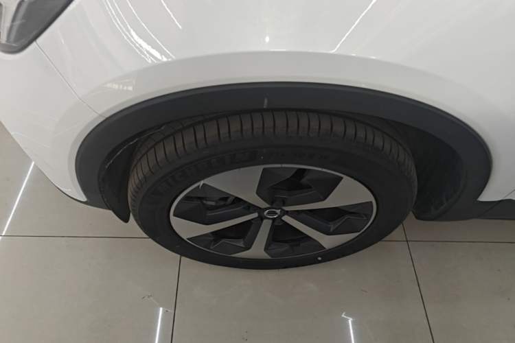 Used Volvo XC40 2024 B4 4x4 Smart Luxury Edition Left Front Wheel Hub