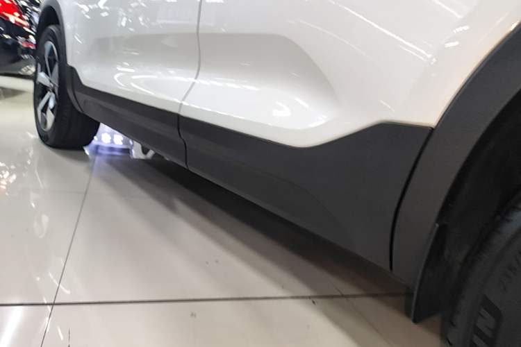 Used Volvo XC40 2024 B4 4x4 Smart Luxury Edition Left Side Sill