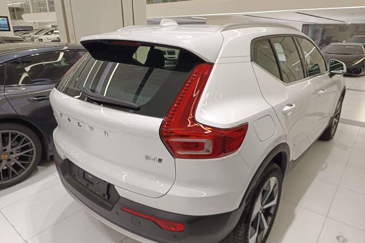 Used Volvo XC40 2024 B4 4x4 Smart Luxury Edition Rear Right 45 Deg