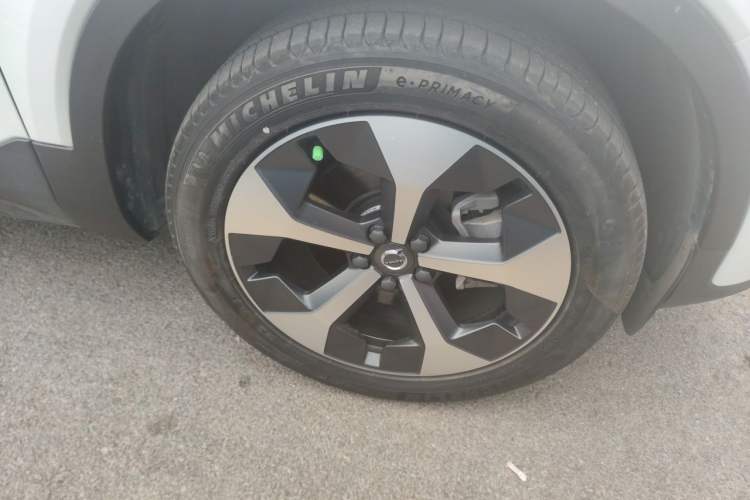 Used Volvo XC40 2024 B4 4x4 Smart Luxury Edition Right Front Wheel Hub