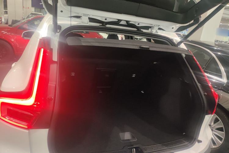 Used Volvo XC40 2024 B4 4x4 Smart Luxury Edition Trunk