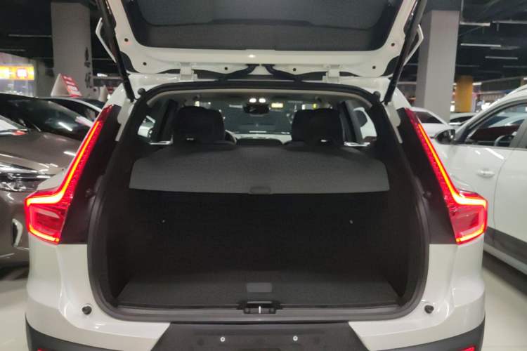 Used Volvo XC40 2024 B4 4x4 Smart Luxury Edition Trunk
