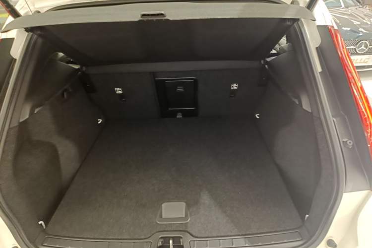Used Volvo XC40 2024 B4 4x4 Smart Luxury Edition Trunk
