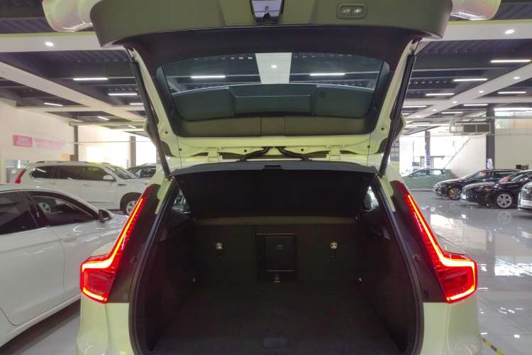 Used Volvo XC40 2024 B4 4x4 Smart Luxury Edition Trunk