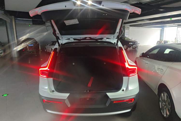 Used Volvo XC40 2024 B4 4x4 Smart Luxury Edition Trunk