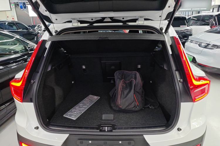 Used Volvo XC40 2024 B4 4x4 Smart Luxury Edition Trunk