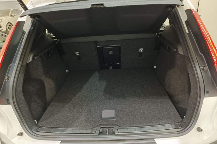 Used Volvo XC40 2024 B4 4x4 Smart Luxury Edition Trunk