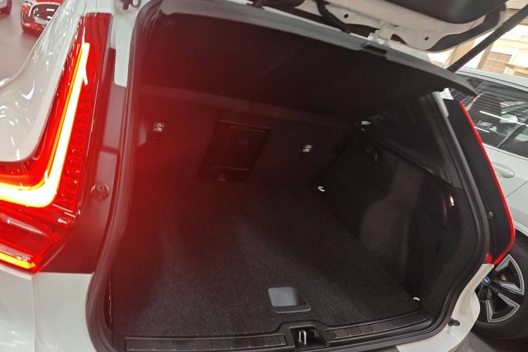Used Volvo XC40 2024 B4 4x4 Smart Luxury Edition Trunk
