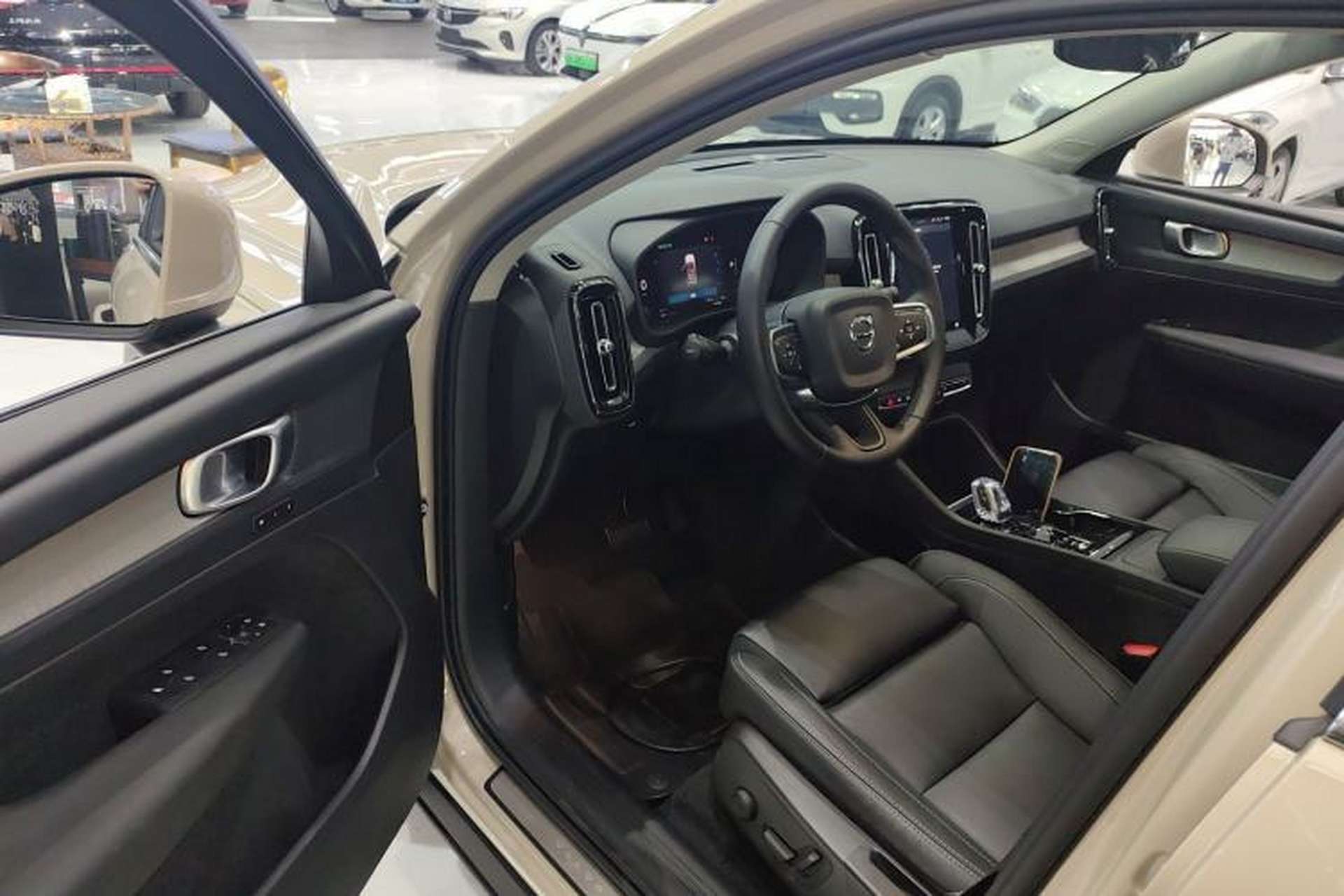 Used Volvo XC40 2024 B4 4x4 Smart Luxury Edition Interior 3