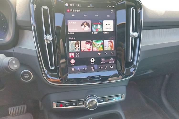 Used Volvo XC40 2025 B4 4x4 Smart Luxury Edition Audio And AC Panel