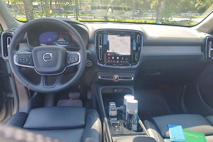 Used Volvo XC40 2025 B4 4x4 Smart Luxury Edition Center Console