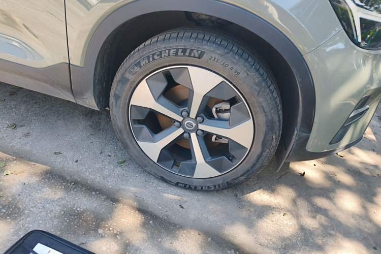 Used Volvo XC40 2025 B4 4x4 Smart Luxury Edition Right Front Wheel Hub