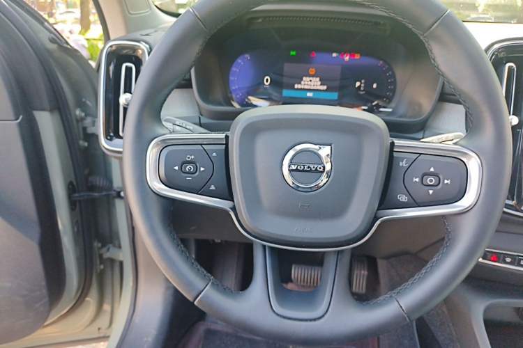 Used Volvo XC40 2025 B4 4x4 Smart Luxury Edition Steering Wheel
