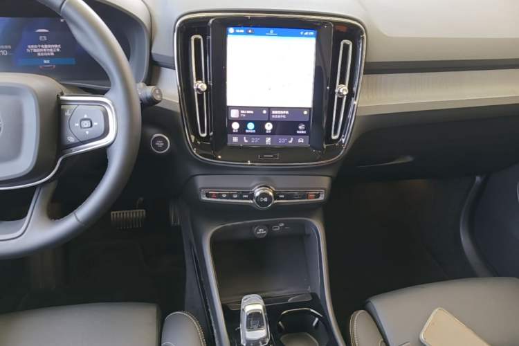 Used Volvo XC40 2025 B4 4x4 Smart Luxury Edition Audio And AC Panel