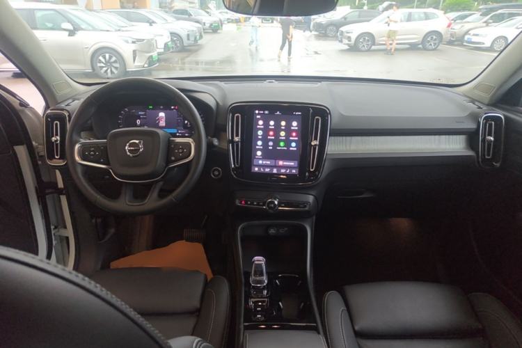 Used Volvo XC40 2025 B4 4x4 Smart Luxury Edition Center Console