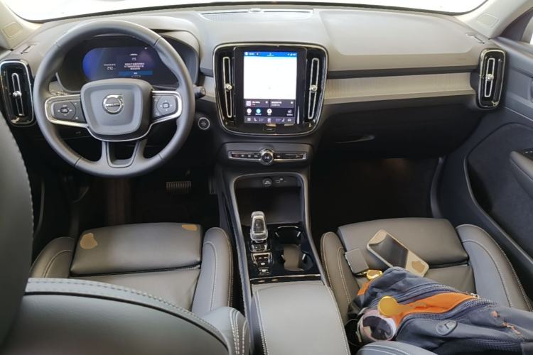 Used Volvo XC40 2025 B4 4x4 Smart Luxury Edition Center Console