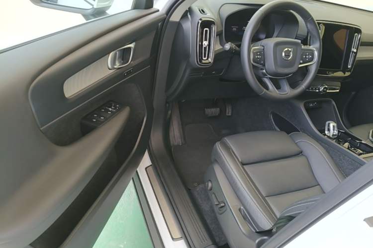Used Volvo XC40 2025 B4 4x4 Smart Luxury Edition Driver Seat