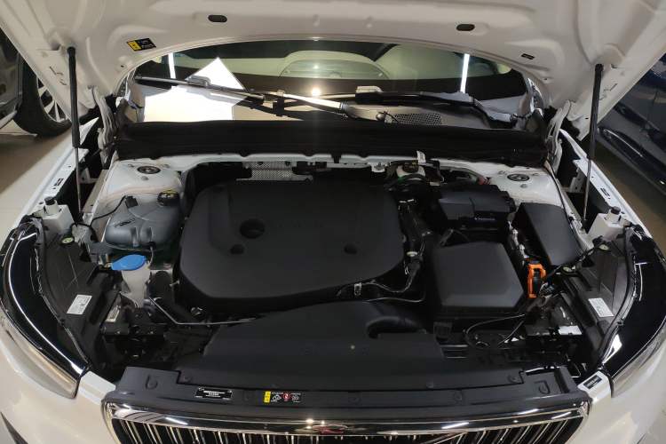 Used Volvo XC40 2025 B4 4x4 Smart Luxury Edition Engine Bay