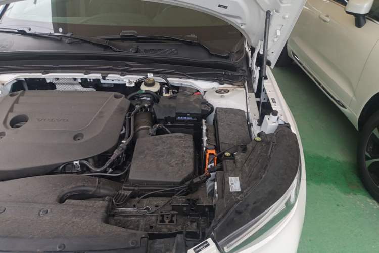 Used Volvo XC40 2025 B4 4x4 Smart Luxury Edition Engine Bay Left