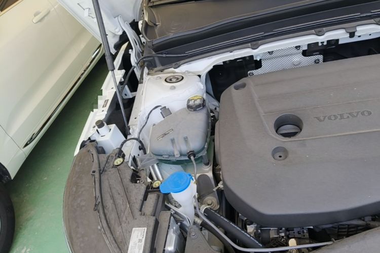 Used Volvo XC40 2025 B4 4x4 Smart Luxury Edition Engine Bay Right