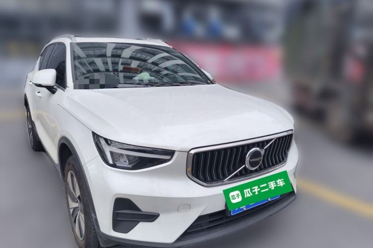 Used Volvo XC40 2025 B3 Smart & Luxurious Edition Front Right 45 Deg